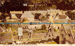 R151394 The Model Village Old New Inn. Bourton On The Water. Photochrom - Monde