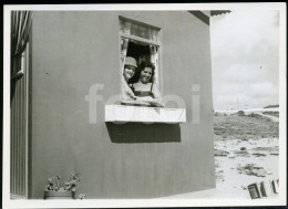 WOMEN AT WINDOW FEMMES PLAGE BEACH 1966 REAL ORIGINAL AMATEUR PHOTO FOTO PORTUGAL CF - Anonieme Personen