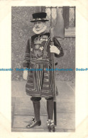 R150455 Tower Of London. Yeoman Gaoler In State Dress With Axe - Otros & Sin Clasificación