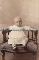 R150464 Old Postcard. Baby On The Chair - Monde