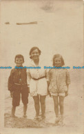 R150468 Old Postcard. Kids On The Beach - World