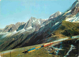 Trains - Trains - Le Tramway Du Mont Blanc - Devant La Chaine Du Monf-Blanc - A Droite Le Mont-Blanc Du Tacul En Dessous - Treni