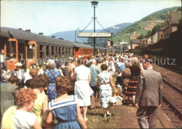 71998901 Assmannshausen Bahnhof Bahnsteig Touristen Assmannshausen - Rüdesheim A. Rh.