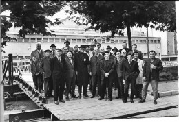 73 CHAMBERY.FOIRE DE SAVOIE 1965. GROUPE DE PERSONNES DEVANT LE PONT BAILEY. - Chambery