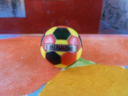 PIN'S " BALLON DE FOOTBALL EQUIPE NATIONALE D'ALLEMAGNE ". - Calcio