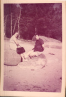 Le Sidobre - Gaby Au Pied Du Rocher De 150 Tonnes ( Photo 9*13 De 1964) - Autres & Non Classés