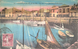 P5-17-St-Martin-de-Ré Le Port Et Le Quai De La Poitheviniére Cp Avec Bateaux Barques  Hotel De France Animée - Ile De Ré