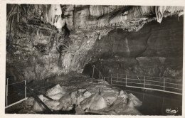 - 39 - Grottes De BAUME-les-MESSIEURS (Jura) - Salle Des Petits Lacs. Une Coulée De Stalactites (haut. 80 M.) - - Baume-les-Messieurs