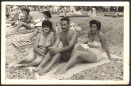 Trunks Muscular Man And Two Bikini Woman Sitting On Beach Real Old Photo 9x14cm #41356 - Anonymous Persons