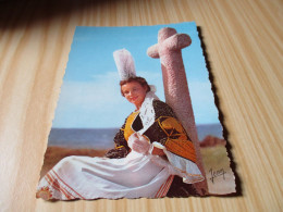 Région De Penmarc'h Et Saint-Guénolé (29).Jeune Fille En Costume De Bigoudenne. - Penmarch