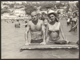 Couple Muscular Man And   Bikini Woman On Beach Real Old Photo 9x12cm #41357 - Anonymous Persons