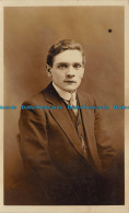 R150888 Old Postcard. A Man Portrait - Monde