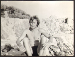 Trunks Muscular Man Sitting On Beach Gay Int Real Old Photo 9x12cm #41358 - Personas Anónimos