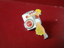 PIN'S " CIGARETTES LUCKY ". - Merken