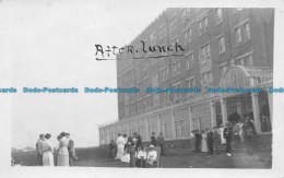 R151613 Old Postcard. After Lunch. Hotel - Monde