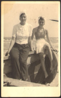 Nice Woman And Young Girl On Boat Real Old Photo 9x14cm #41360 - Anonymous Persons