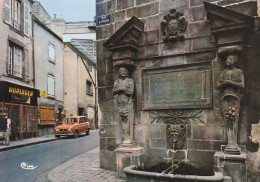 RIOM -- Rue Gomot...Fontaine D'Adam Et Eve (16°s ) ..commerce Horlogerie, Belle Voiture Renault 4L - Riom