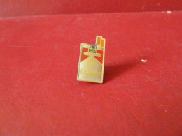 PIN'S " CIGARETTES MARLBORO ". - Marques