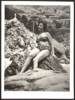 Nice Bikini Woman Girl Sitting On Beach Real Old Photo 9x12cm #41363 - Personas Anónimos