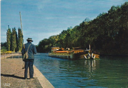 SAINT QUENTIN -- Le Canal  ( Petite Animation,pêcheur )---belle Péniche - Saint Quentin