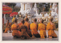 Thaïlande Novices Bouddhistes Fraîchement Rasés Deviennent Moines Après 20 Ans Et écoutent Attentivement Un Moine Aîné - Tailandia