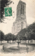 P6-02  SOISSONS LA CATHEDRALE ET LA PLACE - Soissons