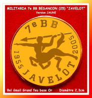 SUPER PIN'S MILITARIA De La 7e DB De BESANCON (25) JAVELOT, Version JAUNE 1955-20005, COULEUR JAUNE, Diamètre 2,3cm - Army