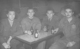 Photo 13 X 8  Originale - Les Soldats Fraternisent En Buvant De La Bière - Anonymous Persons
