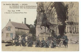 CPA " REIMS CATHÉDRALE APRÈS LE BOMBARDEMENT - CYCLISTES " (1174)_CPM68 - Guerre 1914-18