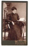 Fotografie Willy Holzheuer, Hohen-Neuendorf, Berliner Strasse 54, Portrait Junge Dame Im Kleid Mit Einem Buch  - Anonymous Persons