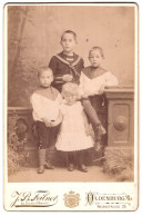 Fotografie J. B. Feilner, Oldenburg I. Gr., Rosenstrasse 29, Knaben In Matrosenanzügen Mit Ihrer Jüngeren Schwester  - Anonymous Persons