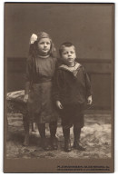 Fotografie M. Johannsen, Oldenburg I. Gr., Heiligengeiststrasse 2, Mädchen Mit Ihrem Jüngeren Bruder In Matrosenanzug  - Personnes Anonymes