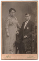 Fotografie Rolus, Spandau, Neuendorferstrasse 103, Dame Mit Doppelkinn Und Gatte Mit Medaille  - Anonymous Persons