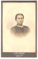 Fotografie J. B. Schäfer, Wiesbaden, Rheinstrasse 21, Portrait Junge Dame Mit Zurückgebundenem Haar  - Anonieme Personen