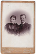 Fotografie Ernst Ebel, Bernburg, Wilhelmstrasse 27, Portrait Junges Paar In Hübscher Kleidung  - Personnes Anonymes