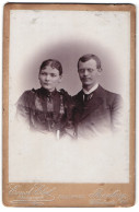 Fotografie Ernst Ebel, Bernburg, Wilhelmstrasse 27, Portrait Junges Paar In Hübscher Kleidung  - Anonymous Persons