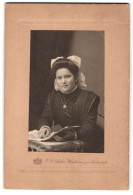 Fotografie J. B. Schäfer, Wiesbaden, Nicolausstrasse 22, Portrait Junge Dame Im Modischen Kleid  - Anonymous Persons