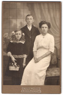 Fotografie Adolf Nahme, Stade, Kirchenstrasse 1, Portrait Junge Dame Und Junger Herr Mit Mädchen In Hübscher Kleidung  - Anonymous Persons