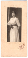 Fotografie Hugo Eggers, Hameln A /W., Bäckerstrasse 2, Portrait Junge Dame Im Weissen Kleid  - Anonymous Persons