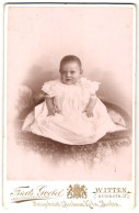 Fotografie Friedr. Goebel, Witten, Ruhrstrasse 11, Portrait Süsses Kleinkind Im Weissen Kleid  - Anonymous Persons