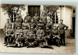 39612731 - Gruppenaufnahme Von Landsern Mit Sanitaeter Rotes Kreuz - War 1914-18