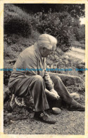 R152500 Old Postcard. An Old Man Sitting Outside - Monde