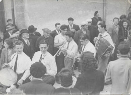 Photo 18 X 13  Originale- Fête Juin 1946 -  Danse Des Treilles "Les Musiciens" - Personnes Anonymes