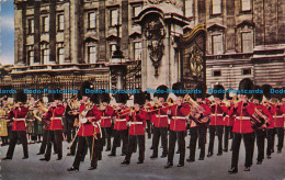 R153175 The Guards Band Outside Buckingham Palace. London. Frys - Andere & Zonder Classificatie