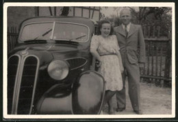 Fotografie Auto BMW, Glückliches Paar Nebst PKW 1948  - Auto's