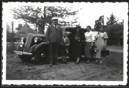 Fotografie Auto Opel, Familie In Sonntagsbekleidung Nebst PKW  - Automobiles