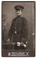 Fotografie Apollo, Dresden, König Georg-Allee 1, Portrait Soldat In Uniform Rgt. 12 Mit Schirmmütze  - Anonymous Persons