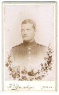 Fotografie H. Ranzenberger, Mainz, Portrait Soldat In Uniform Mit Bildern Kaiser Wilhelm I + II  - Anonymous Persons