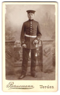 Fotografie Bornemann, Verden, Portrait Junger Knabe Soldat In Uniform Mit Säbel Und Krätzchen  - Personnes Anonymes