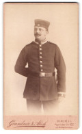 Fotografie Grundner & Abich, Berlin, Köpenicker-Str. 62, Portrait Uffz. In Garde Uniform Mit Krätzchen  - Anonymous Persons